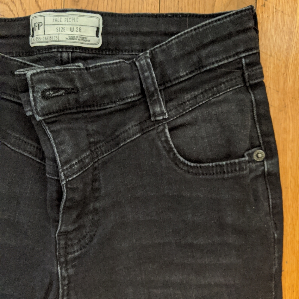 Black skinny jeans with front details.